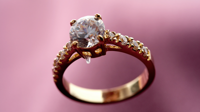 Can A Single Woman Wear A Diamond Ring?